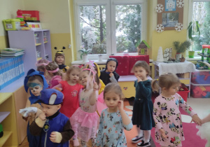 dzieci w przebraniach w klasie
