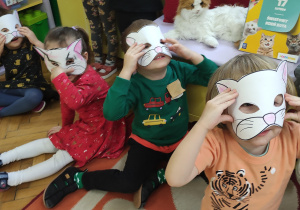 przedszkolaki w "kocich " maskach