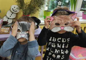 przedszkolaki w "kocich " maskach