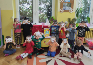 przedszkolaki w "kocich " maskach