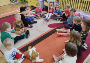 przedszkolaki podczas zabawy z włóczką