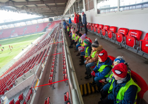 dzieci oglądają stadion z trybun prasowych