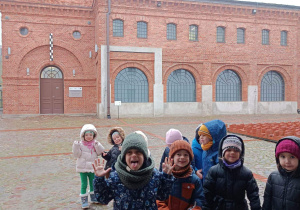 Dzieci stojące przed budynkiem ,,Centrum Włókiennictwa"