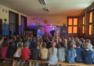 Dzieci podczas przedstawienia oglądające przedstawienie teatralne