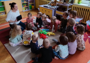 Dzieci podczas zajęć na dywanie