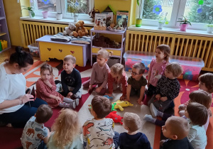 Dzieci podczas zajęć z języka angielskiego