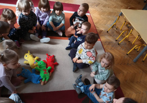 Przedszkolaki z kolorowymi żuczkami