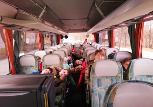 dzieci podczas podroży autokarem
