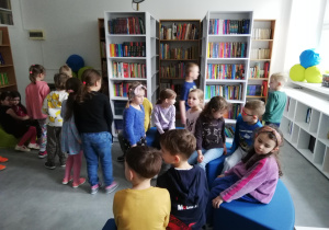 dzieci oglądają bibliotekę szkolną