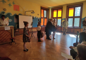 dzieci prezentujące instrumenty smyczkowe