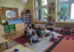 Mama Antka wraz z dziećmi podczas czytania książki