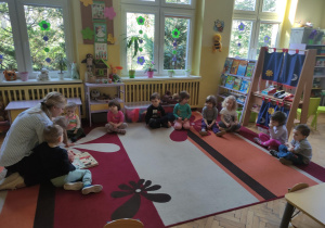 Mama Antka wraz z dziećmi podczas czytania książki
