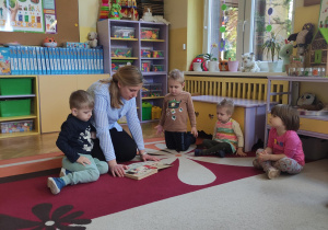 Mama Antka wraz z dziećmi podczas czytania książki