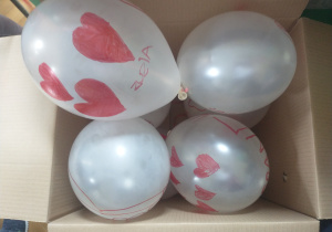 Balony ozdobione serduszkami.