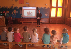 .Pani adwokat pokazuje dzieciom książkę.