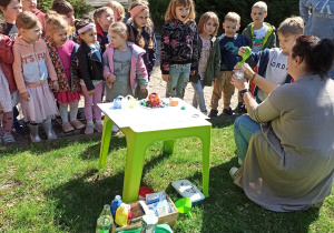przedszkolaki biorą udział w eksperymentach