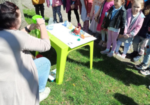 przedszkolaki biorą udział w eksperymentach
