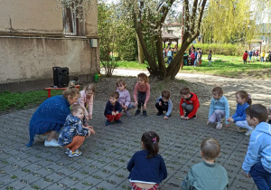 Zabawy muzyczno ruchowe z Panią Agnieszką