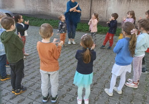 Zabawy muzyczno ruchowe z Panią Agnieszką