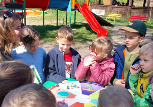Starszaki rozwiązują zagadki z Panią Martą