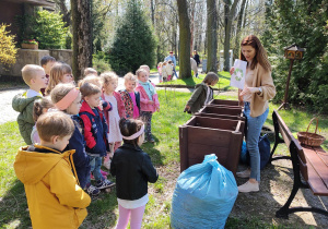 Pani Ala objaśnia przedszkolakom co to recykling znak recyklingu