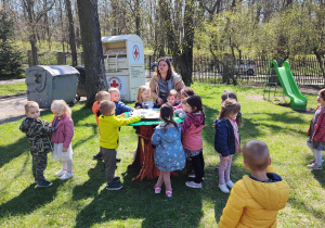 "Skrzaty" rozwiązują zagadki przy magicznym kole