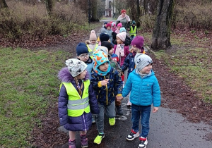 Na zdjęciu dzieci ida parkiem na przedstawienie.