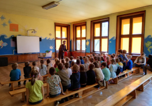 grupa IV, V i VI oglądają na sali gimnastycznej występ iluzjonisty