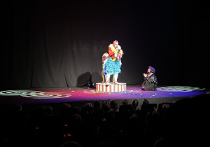 Zdjęcie przedstawia scenę teatru Monopolis oraz aktorów przebranych za papugę i wronę