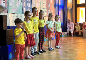 Przedszkolaki podczas recytacji wierszy