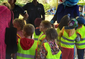 Dzieci podczas zajęć z policją