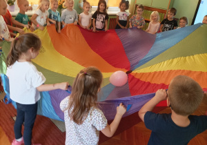 Na zdjęciu widoczne są dzieci trzymające chustę animacyjną