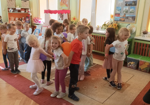 Dzieci tańczą w parach z balonami