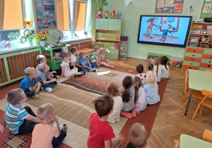 Dzieci oglądają na tablicy multimedialnej film o tytułowej „Kropce".