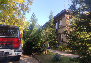 wóz strażacki stojący obok budynku przedszkola