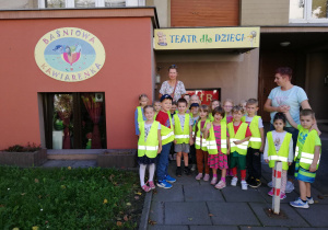 Dzieci przed teatrem z Panią Agnieszką i Panią Martą