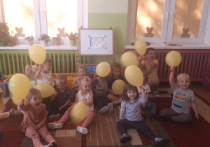 na zdjęciu dzieci z grupy ,,Misie” z balonami w rękach