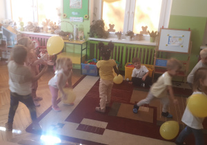 na zdjęciu dzieci z grupy ,,Misie” tańczące z balonikami przy muzyce