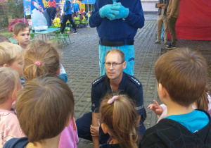 Dzieci podczas zajęć z policjantem