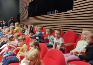 dzieci siedzące na widowni podczas przedstawienia