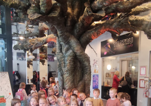 dzieci z grupy "pszczółki" w atelier teatru Arlekin