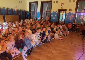 dzieci siedzące na widowni podczas przedstawienia