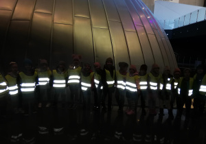 - grupa dzieci na tle kopuły Planetarium