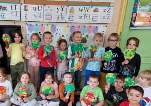 Zdjęcie zbiorowe – dzieci prezentują własne prace plastyczne – drzewa wykonane z wykorzystaniem rolek po papierze toaletowym tektury i bibuły karbowanej.