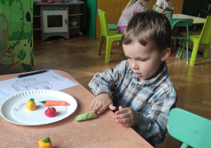 chłopiec podczas zabawy modeliną