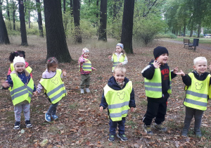 na zdjęciu dzieci podczas zabawy ruchowej w Parku