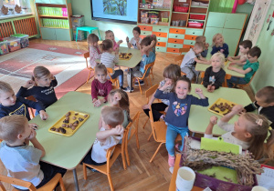 Dzieci ściskają w dłoniach kasztany.