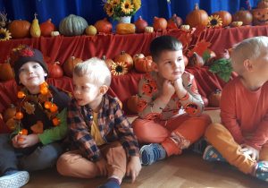 zdjęcie przedstawia dzieci z grupy ,,Misie” siedzące i prezentujące swoje jesienne stroje