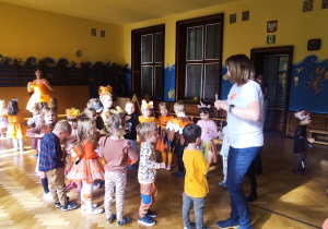 Przedszkolaki podczas tańca w jesiennych strojach