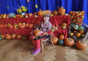 Dziewczynki pozujące na tle jesiennej dekoracji z dyń